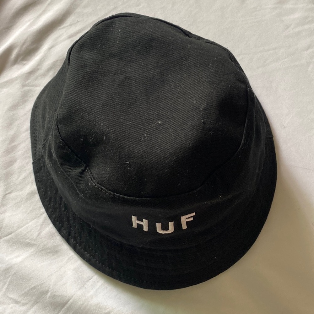 Obsessed with this black n white Huf bucket hat🖤